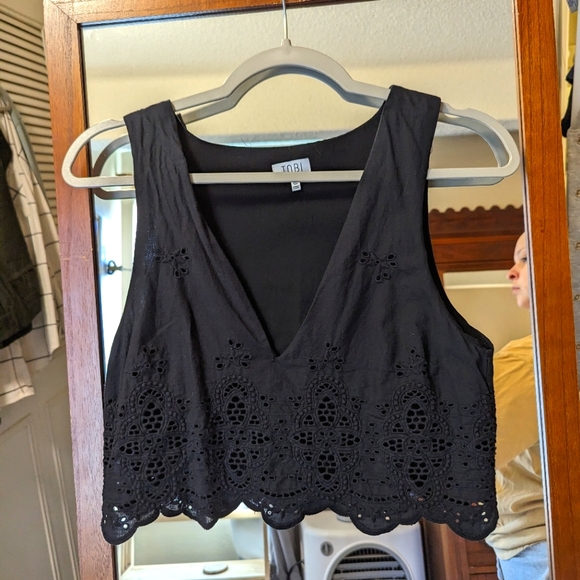 Tobi Crop Top Scalloped Edges and Cut Outs - Picture 2 of 11